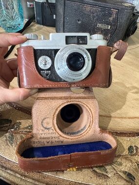 Mid-Century Modern Vintage Argus C4 Markfinder 21 w/ Original Case Camera